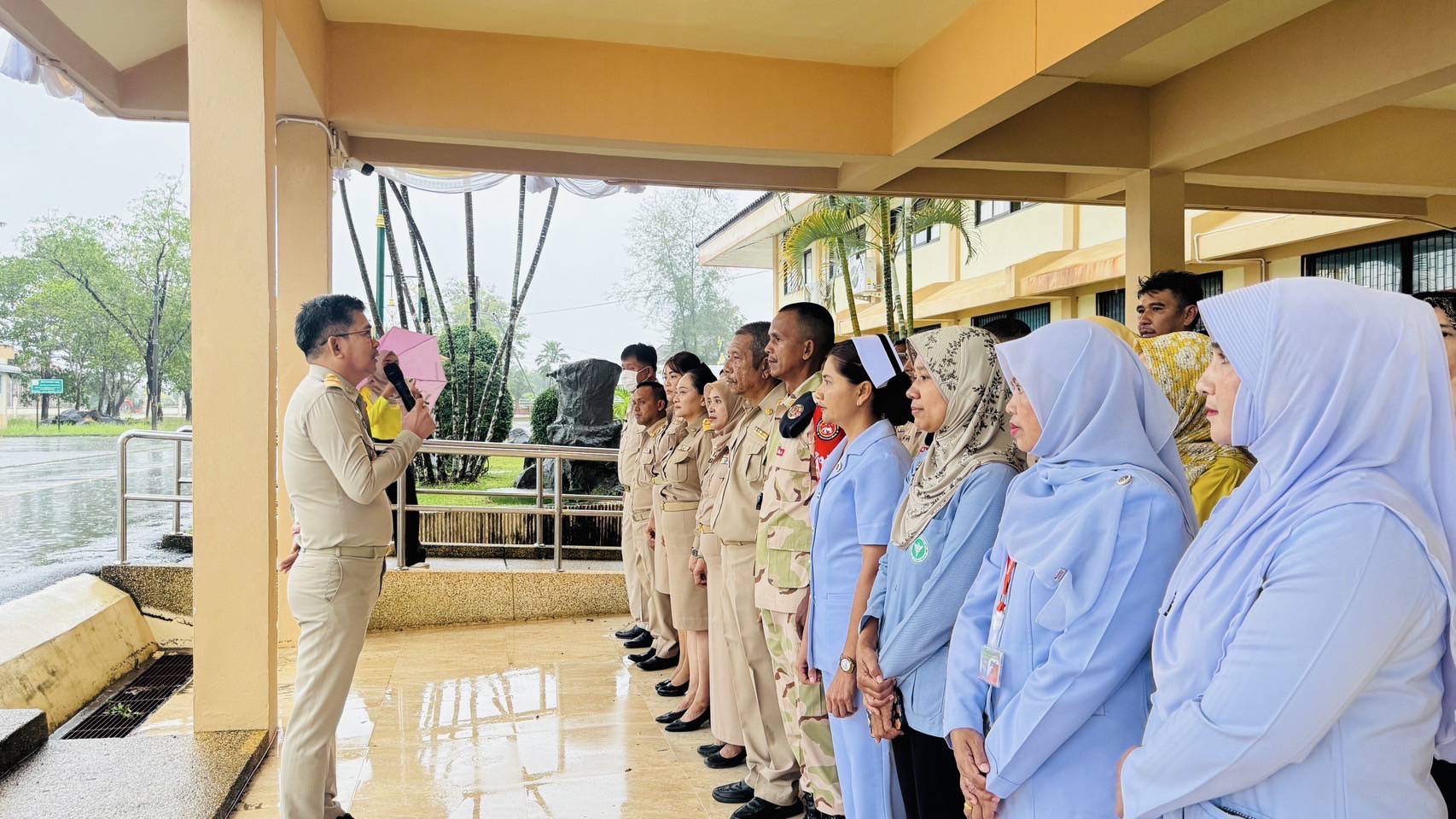 พช.ละงู ร่วมกิจกรรมเคารพธงชาติ และร้องเพลงชาติไทย เนื่องในวันพระราชทานธงชาติไทย 28 กันยายน